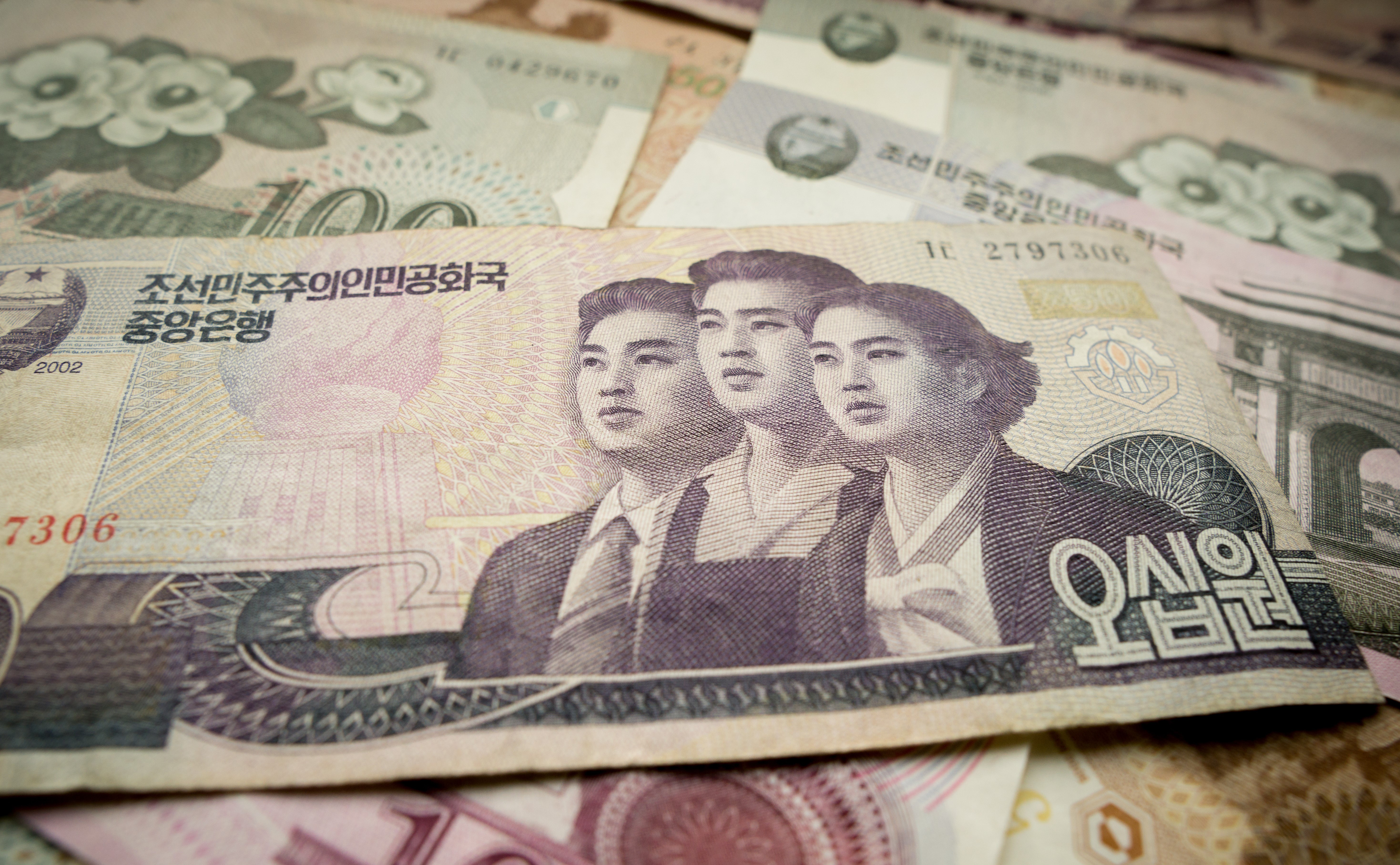 為什麼《愛的迫降》交易多用美元或韓圜，唯獨少見北韓貨幣？ - TNL The News Lens 關鍵評論網