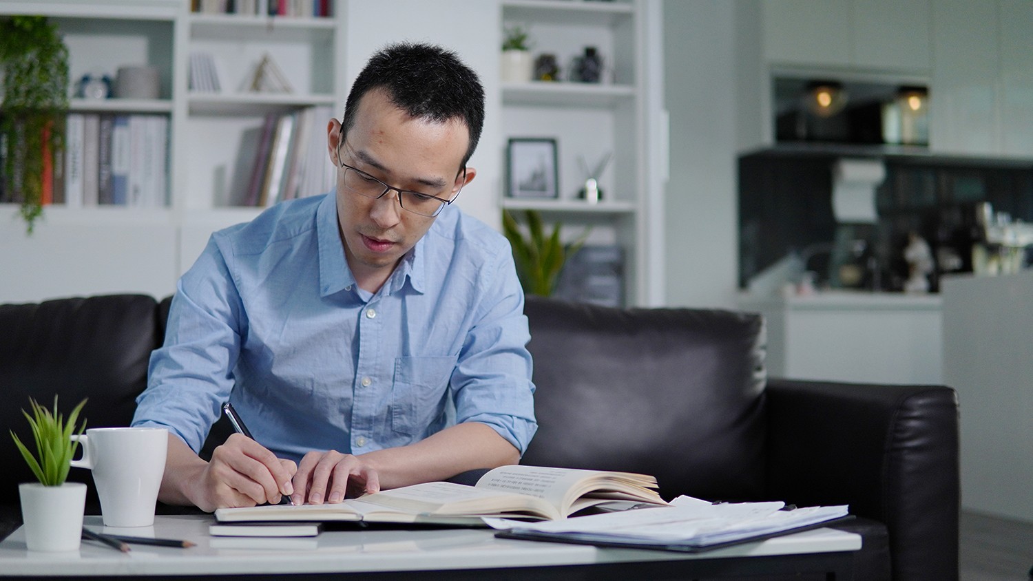 專訪】閱讀前哨站站長瓦基：閱讀是一種生活實踐，讓我懂得「夠了」的人生哲學- TNL The News Lens 關鍵評論網