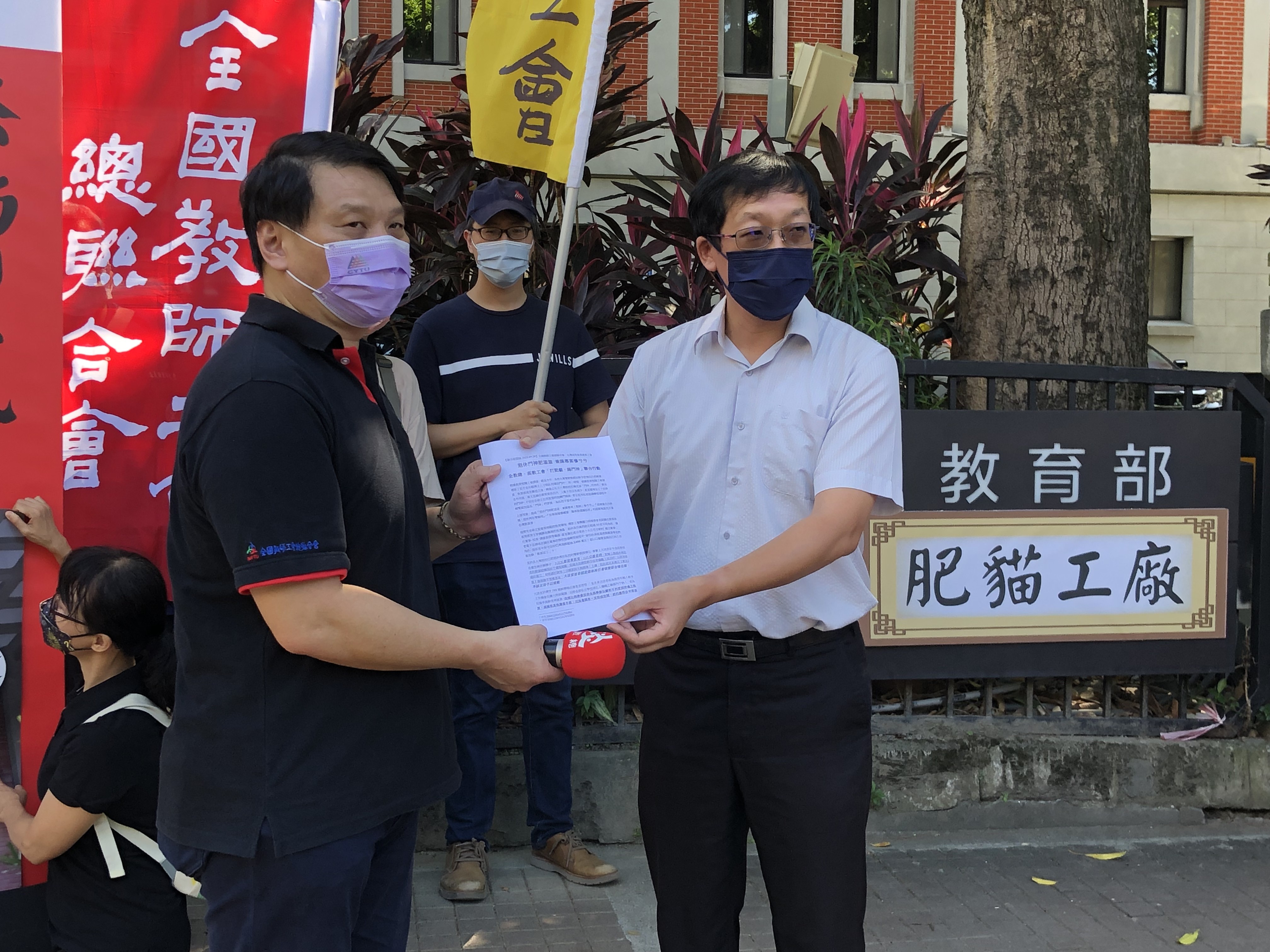 雙薪教授退休還卡位、離退高官至私校任職，教團要求限制「肥貓」與「門神」的惡質現象- TNL The News Lens 關鍵評論網