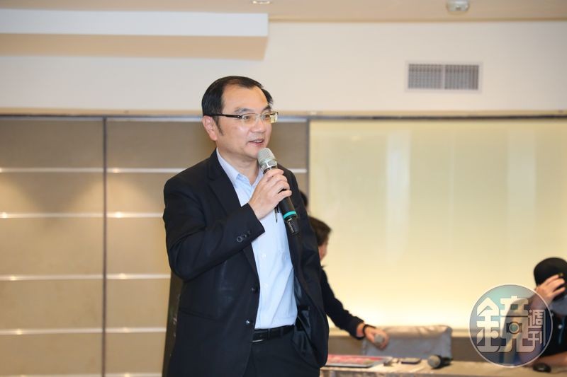 燦星旅遊產品部副總經理羅俊英在記者會上介紹普吉新玩法。