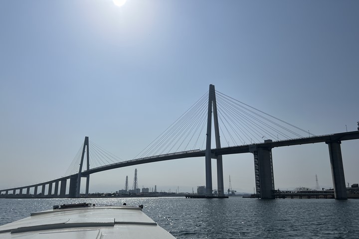 ▲搭乘觀光船從水上欣賞這座壯觀的新湊大橋。　圖：向日遊顧問有限公司／提供
