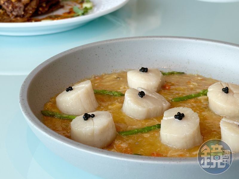 「鴻圖蟹粉帶子」用大閘蟹的蟹黃、蟹肉，與上湯調成芡汁，凸顯日本干貝的甜美。（980元／份）