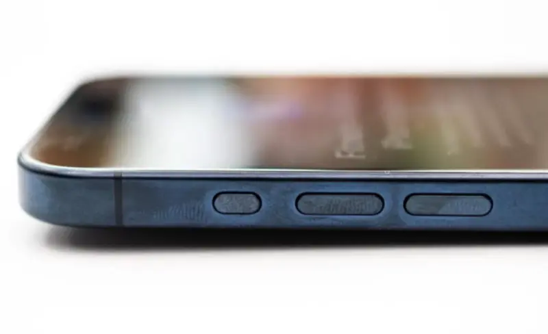 ▲iPhone 15 Pro採用鈦金屬邊框設計，讓機體重量大幅減輕，卻存在「容易沾附指紋」的問題。（示意圖／The Verge）