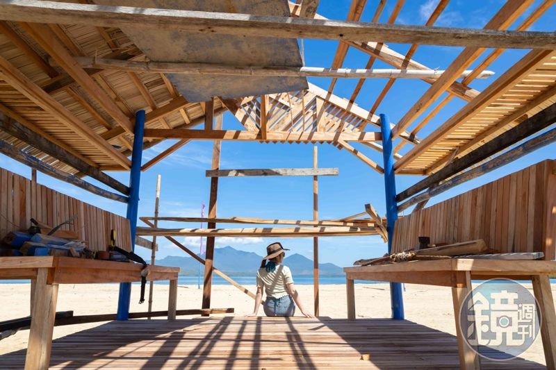 路尼島上搭建中的木頭小屋也在陽光與海藍色的助攻下，成為光影交織的網美景點。