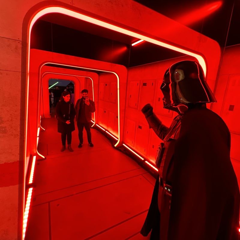 帝國大廈內部已經佈置為星戰主題，還有黑武士把關。（Disney Experiences提供）