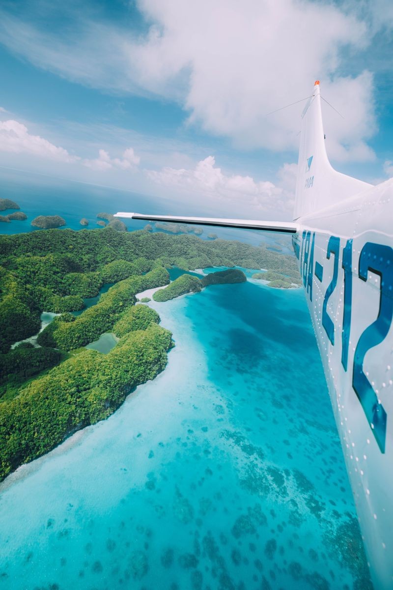 在帛琉可以體驗搭乘輕航機，在雲霄之間鳥瞰著名的浮潛點。（帛琉觀光局提供）