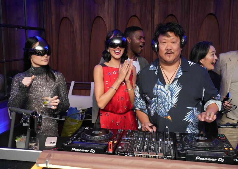 黃凱旋（右）期使出席慶功派對，也依然是一頭亂髮，跟戴上VR頭盔的女星Jess Hong（左起）、艾莎岡薩雷，形成極大反差。（Netflix提供）