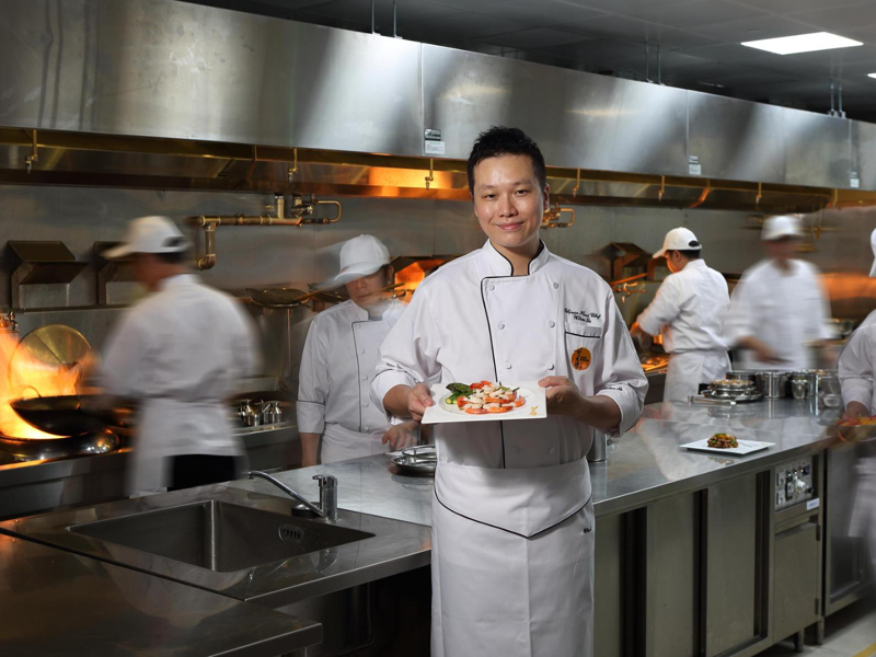 「望月樓」主廚蘇權暉出身香港餐飲世家，13歲就進大排檔學廚，至今累積超過30年廚藝經驗。（望月樓提供）