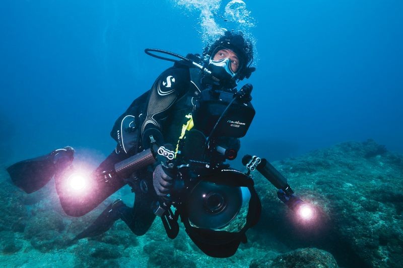 李景白透過8K高畫質攝影呈現水底樣貌，手中攝影、燈光、防水器材價值180萬元。（公視提供）