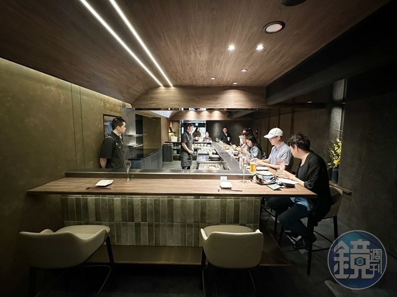 用餐區設計成日式料理的板前風格，讓客人有欣賞捏握壽司般的視覺享受。