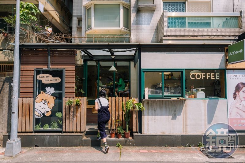 丸吉位在台北大安森林公園附近，是一間從甜點工作室蛻變而來的咖啡廳。