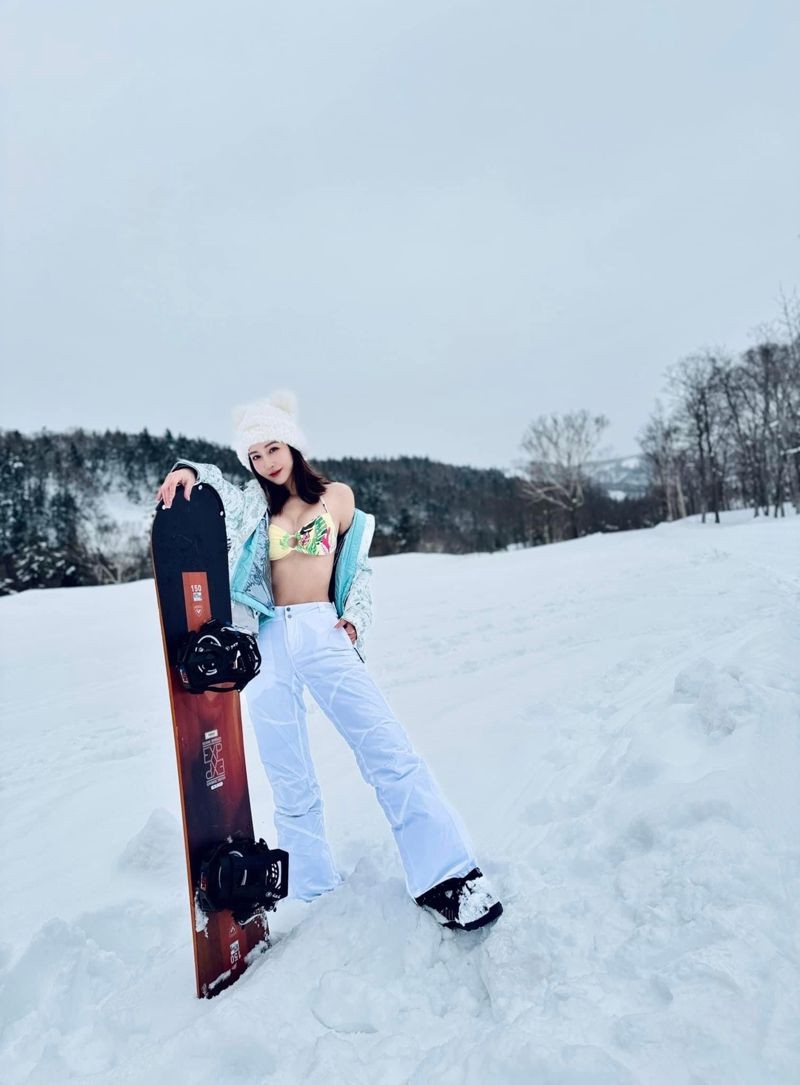 曾莞婷赴北海道滑雪，將厚重外套敞開，露出內裡的比基尼，好身材一覽無遺。（翻攝自曾莞婷臉書）