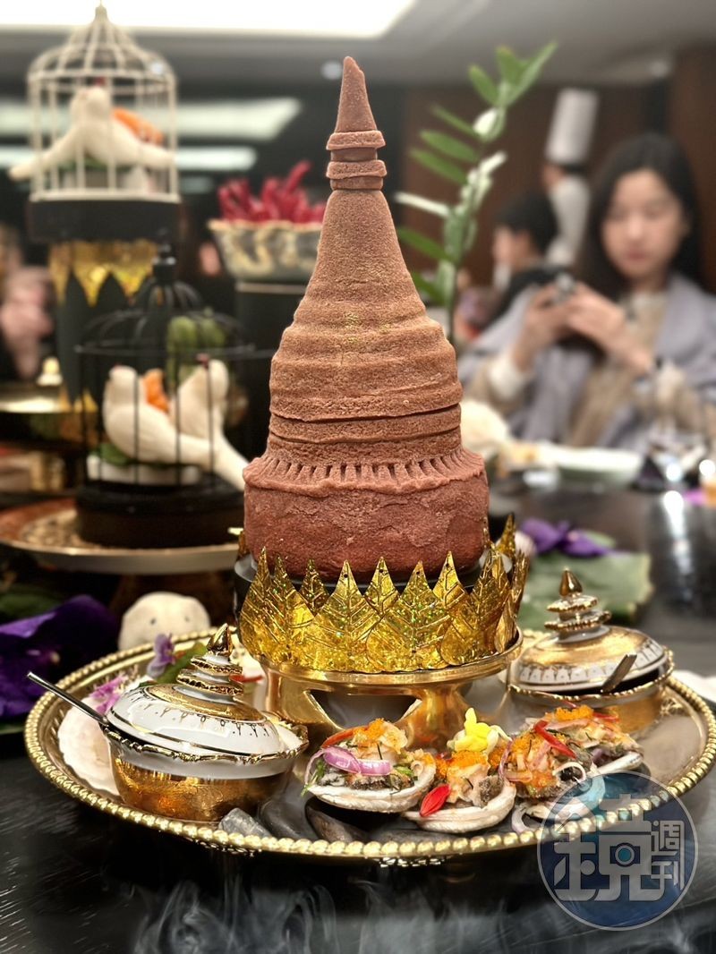 「暹羅綜合盤」除了精緻佛寺鹽雕上桌就吸睛，更結合4道富有海味的前菜。（1,980元／份）