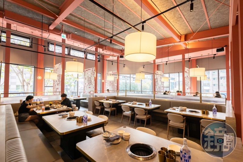 紫木槿以柔和質感的色調打造出寬敞舒適的用餐空間。