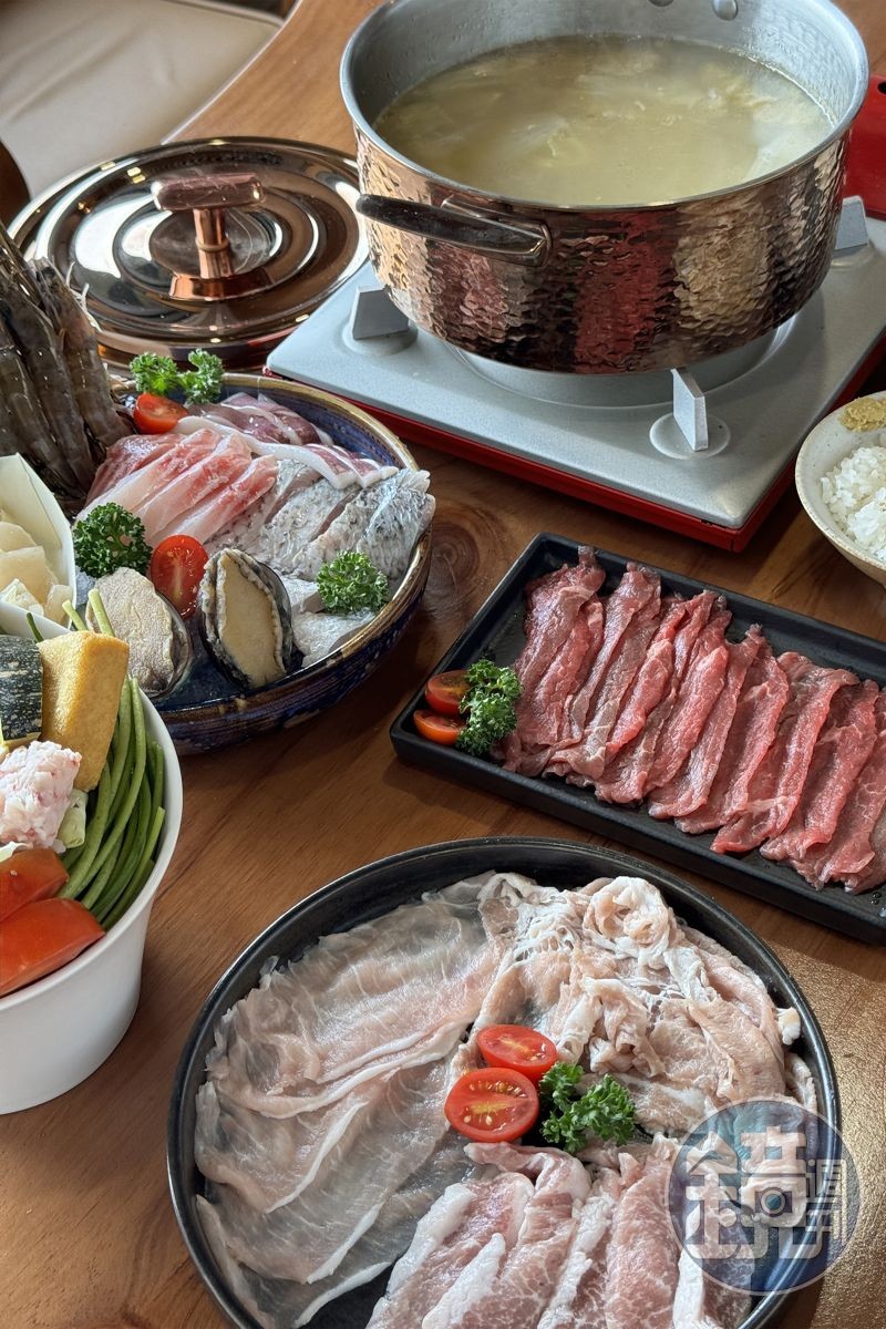 火鍋套餐「全響Full Hibiki」可一口氣品嘗到牛肉與多種海鮮，（1,480元／雙人鍋），也可另外單點「圓園豬」肉片（下，280元／份）。