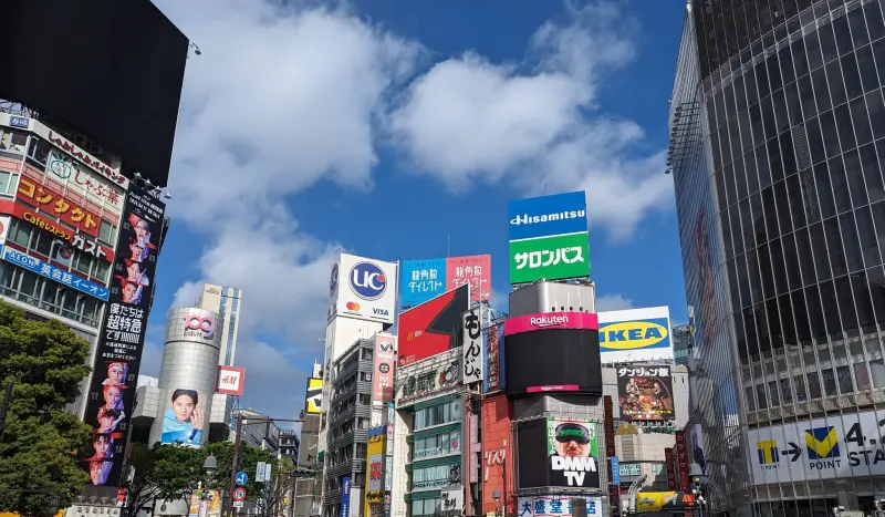 ▲角蘭姐姐廣告，成為澀谷街頭上最亮眼的一塊區域。（圖／取自X@adbrex_）