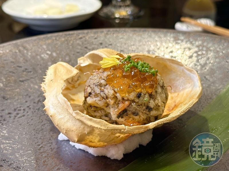 「松葉蟹甲羅燒」是蟹味十足的烤飯糰，內餡咬得到大塊蟹肉，很有誠意。