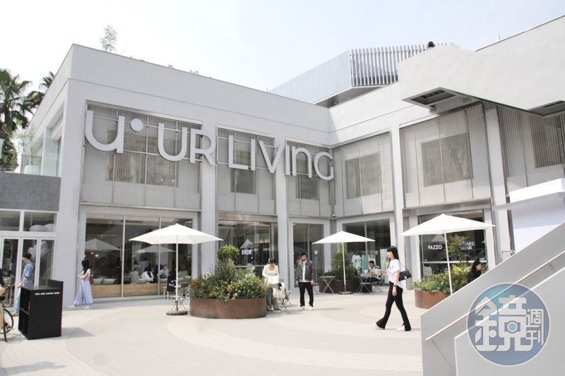 「UR LIVING文心森林店」緊鄰台中IKEA，是純白系的3層樓高獨棟街邊店。