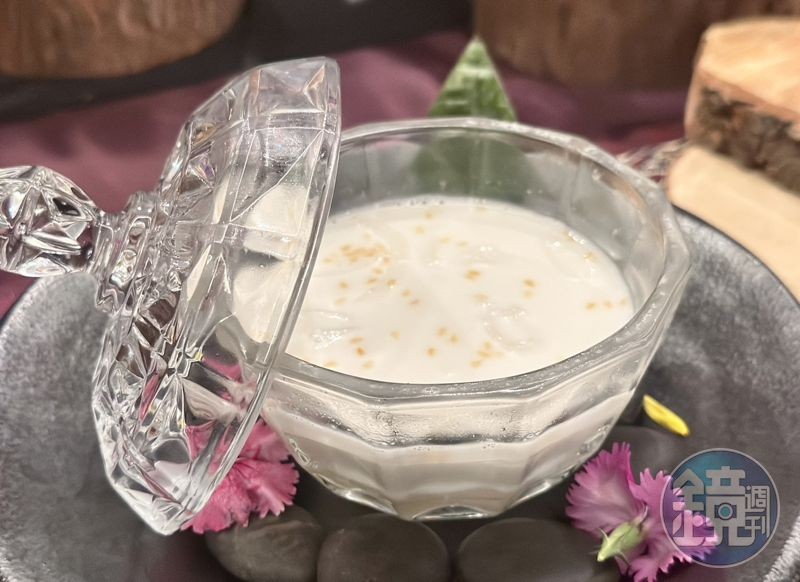 傳統上，「斑蘭糯米椰汁甜湯」只有在泰國的吉祥儀式或節日上才會出現。（260元／份）