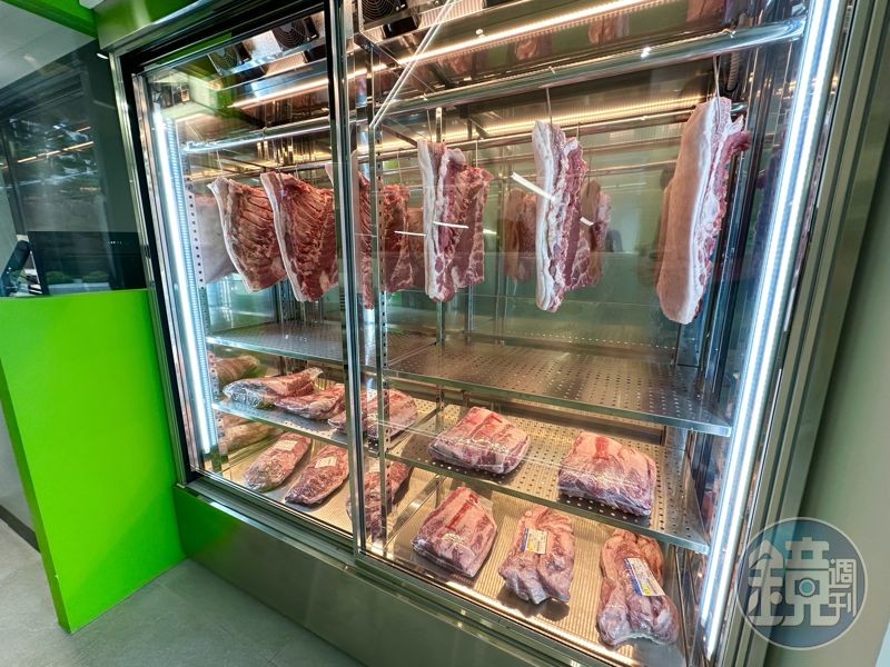 進門就能先看到肉品熟成櫃，擺放台灣豬與美國牛。