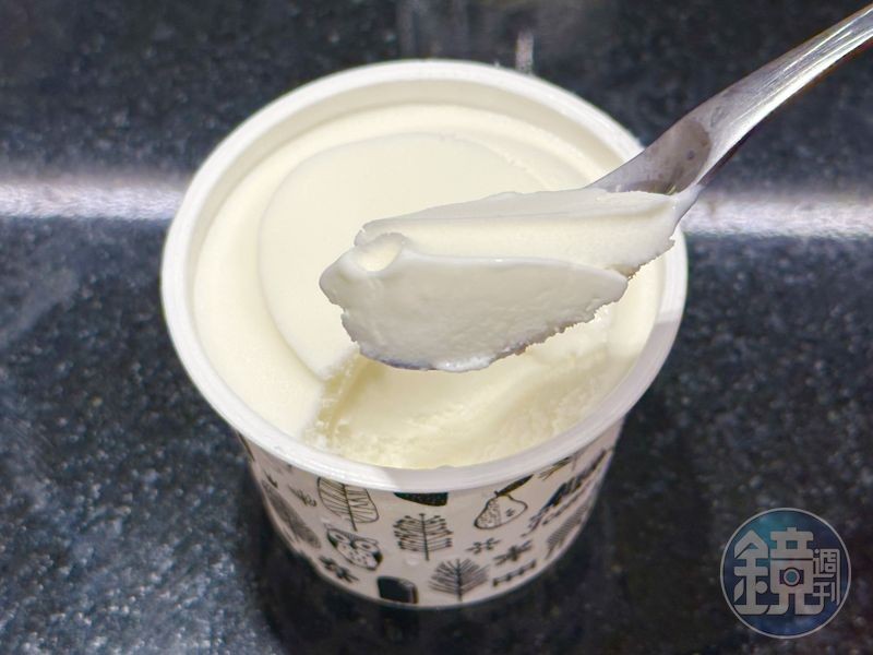 獨家從日本進口的鄂霍次克海鹽冰淇淋，味道甜甜鹹鹹，奶味清爽不膩。