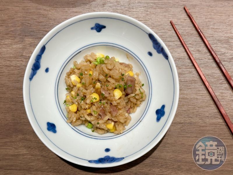 「釜飯」米粒飽滿黏滑，帶點茄汁酸味和醬油鹹香。
