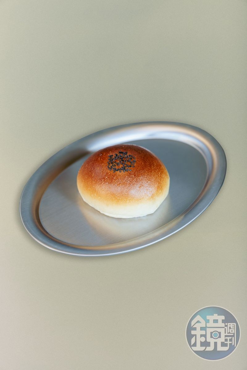 「蜷尾家パン」的「紅豆麵包」內餡綿密滑順，風味甘甜。（40元／個，蜷尾家パン提供）