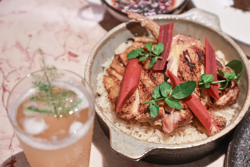 ▲海南雞飯與傳統的海南雞飯一樣有鮮香的雞汁米飯，但是雞肉改成烤炙的薩索雞腿。（圖／記者葉政勳攝）