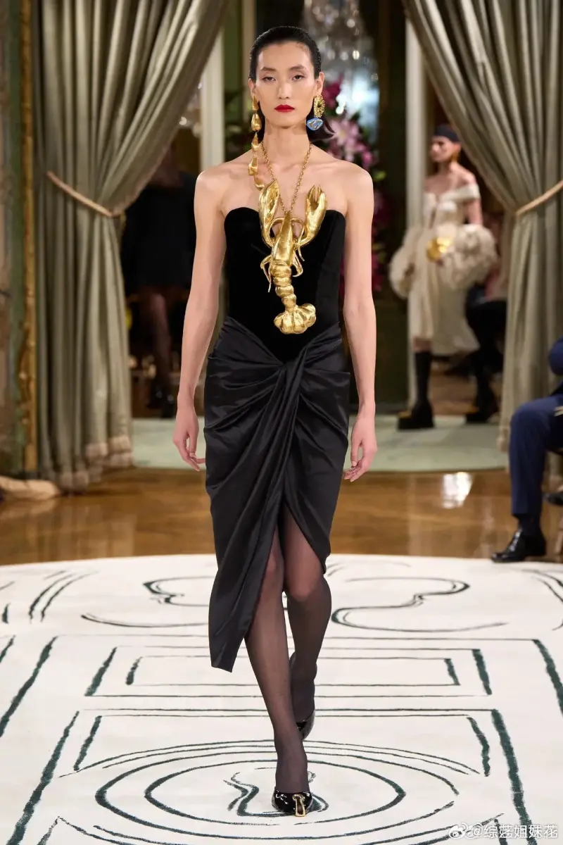 ▲這套金龍蝦裝禮服是義大利品牌Schiaparelli 2024年推出的春夏系列作品。（圖／翻攝自微博）
