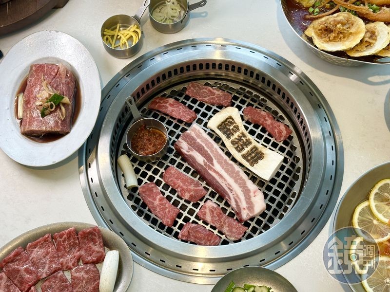 「JOKER雙人套餐」可以吃到3種牛肉和3種豬肉，其中一款辣炒豬肉可換成雞松阪。（2,680元／份）