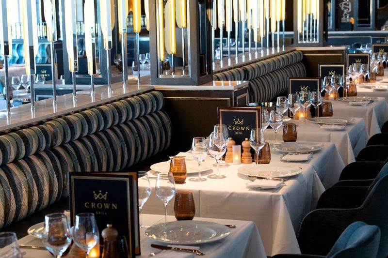 象徵經典的「皇冠海鮮牛排餐廳（Crown Grill）」在太陽公主號上展現全新設計元素。（公主遊輪提供）