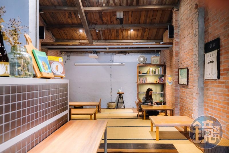 碾米廠的老空間變身後放置榻榻米，2給客人隨興舒適的用餐空間。