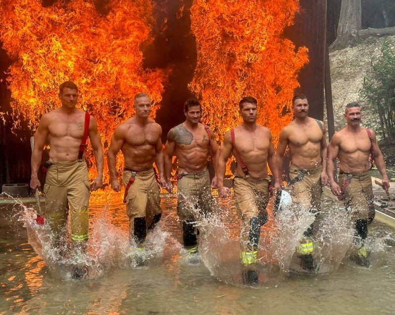 澳洲消防員天生自帶美肌模式，即便在火煙中手持斧頭、水帶、瞄子登梯，也都顯得十足專業及帥勁。（翻攝自消防署臉書）