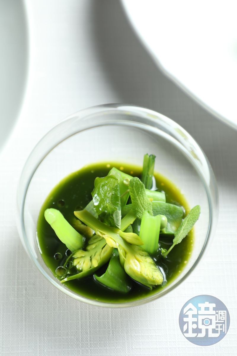 「綠野」使用黃瓜醬汁、晚香玉筍打造綠意，使用湯勺享用綿滑的皇家蛋。
