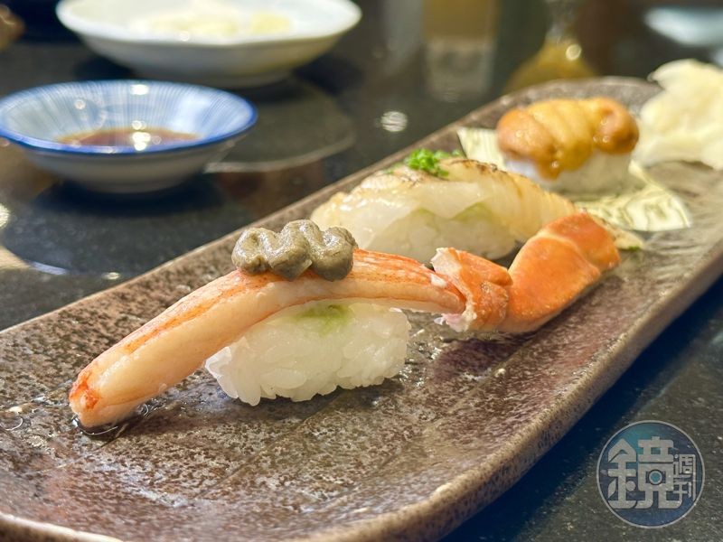 「握壽司」的海鮮料有松葉蟹腳、比目魚鰭邊肉和馬糞海膽，每一口都有鮮濃海味。