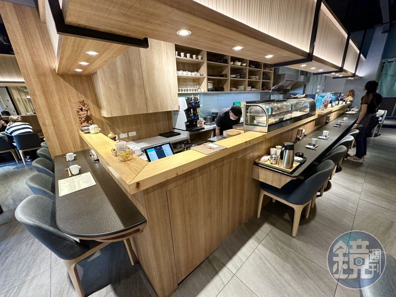 餐廳使用大量日本檜木，營造質樸素雅的用餐氛圍。