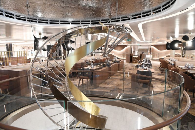 三層樓高的「地平線餐廳（Horizons Dining Room）」，擁有無邊際的船尾景色。（公主遊輪提供）