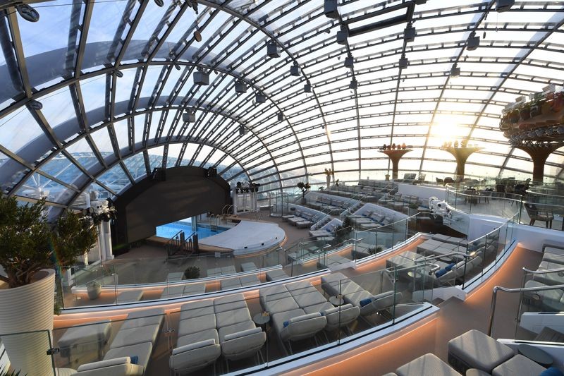 以希臘聖托里尼的露台為靈感，打造出海上首座多樓層的「玻璃穹頂空中花園（The Dome）」。（公主遊輪提供）