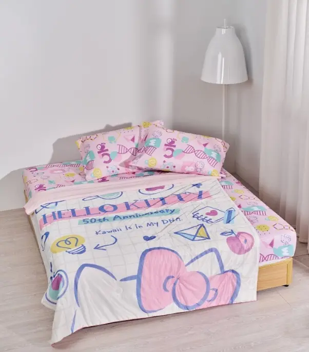 ▲HELLO KITTY「粉軟萌涼感被寢具組」內含床包、枕套兩個，以及高密度親膚材質的涼感被。（圖／統一時代百貨提供）