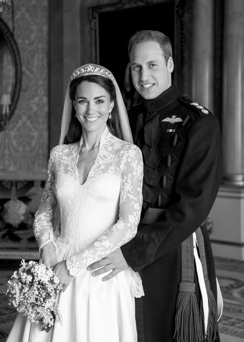 威廉王子（右）與凱特王妃（左）發布13年前結婚時的黑白舊照，紀念結婚週年。（翻攝X@KensingtonRoyal）