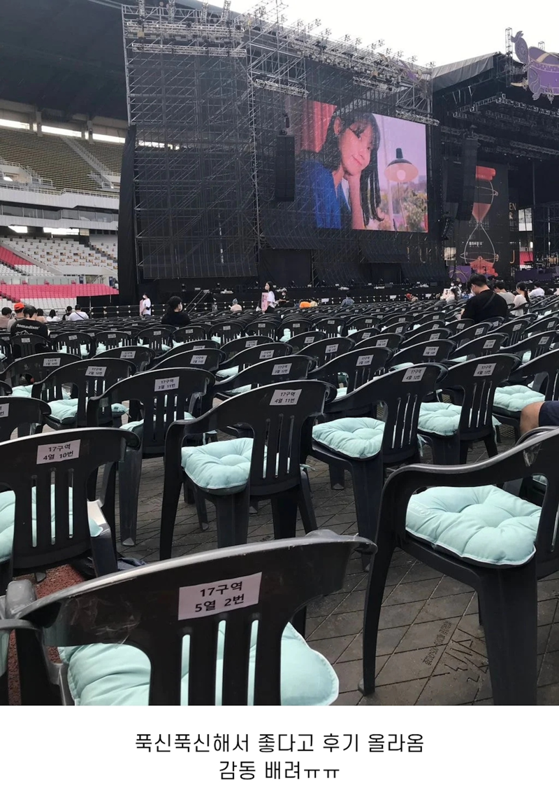 IU曾在韓國場演唱會為粉絲準備坐墊，台北場則以吊飾與小卡吊牌送給歌迷。（網路圖片）