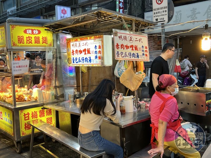 寧夏夜市裡的「鴨頭正二代」，主賣赤肉咖哩飯，但滷肉飯也做得出色。