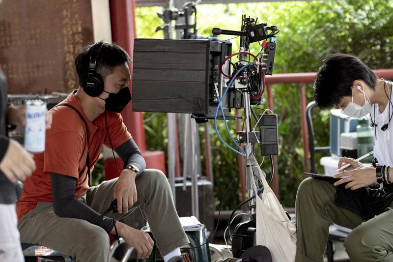 導演練建宏（左）為了拍攝《莎莉》做了不少田野調查。（伯樂影業提供）