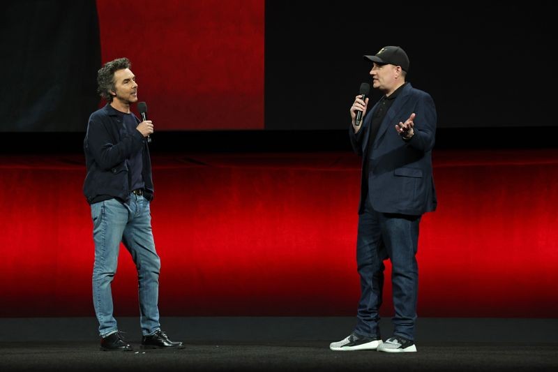 導演薛恩李維（左）與漫威總裁凱文費吉（右）於戲院博覽會介紹《死侍與金鋼狼》。（漫威影業提供）
