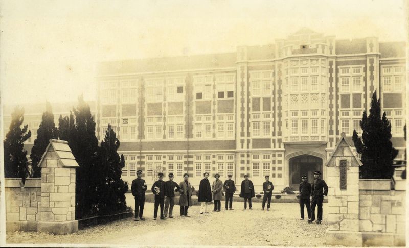 左萱創作時參考多張台師大提供的老照片，圖為當時台北高校的校門及校舍。（翻攝自台師大官網）
