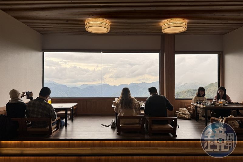 位於阿里山上的「佐一茶屋」，擁有可飽覽阿里山流動景緻的窗景。