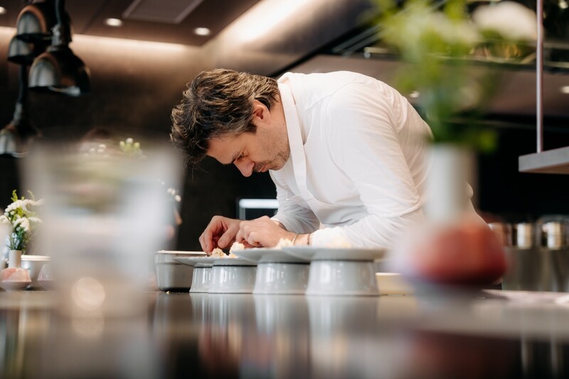 Chef Hermen 不僅是主廚，並身兼作者、餐具設計師以及餐廳經營者的多種角色。