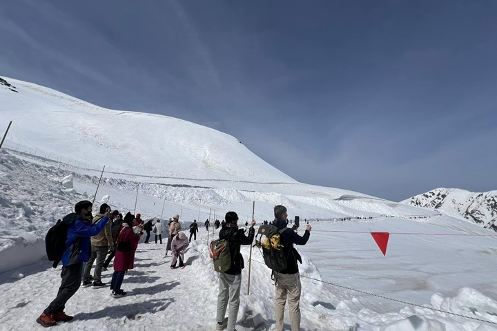 ▲從全景之路望去，360度皆是一片銀白世界，讓賞雪遊客拍照停不下來。　圖：向日遊顧問有限公司
