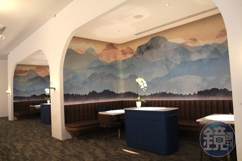江振誠也親自參與餐廳整體空間的設計，延續酒店「陸上遊輪」的設計概念，延續對海洋的想像。