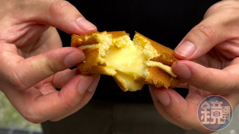 「奶油蛋糕餅」外皮酥香鬆軟，內餡甜香耐吃。（12元／個）